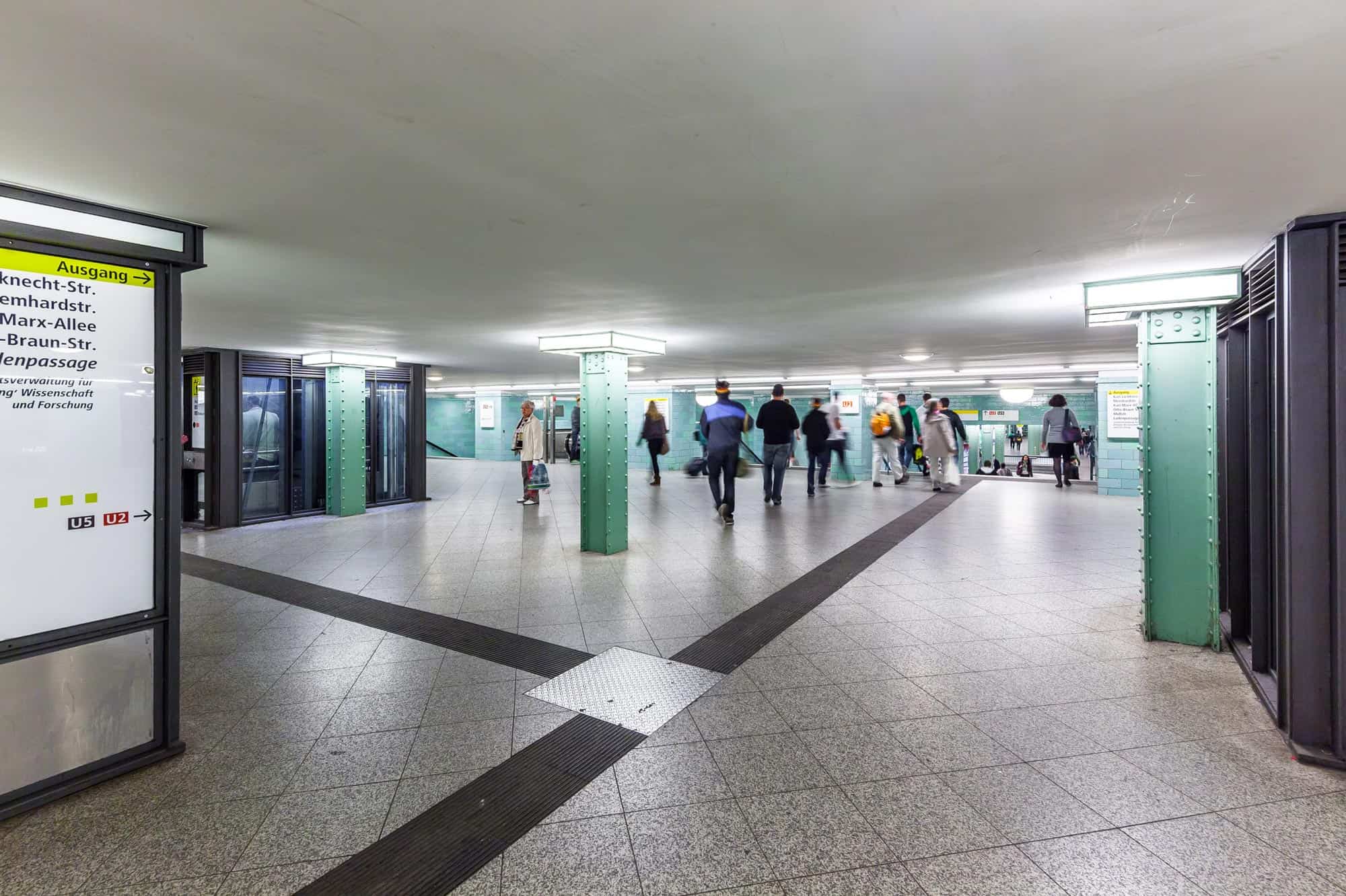 S2 - U Bahn­hof Alexander­platz – Berlin Eingang