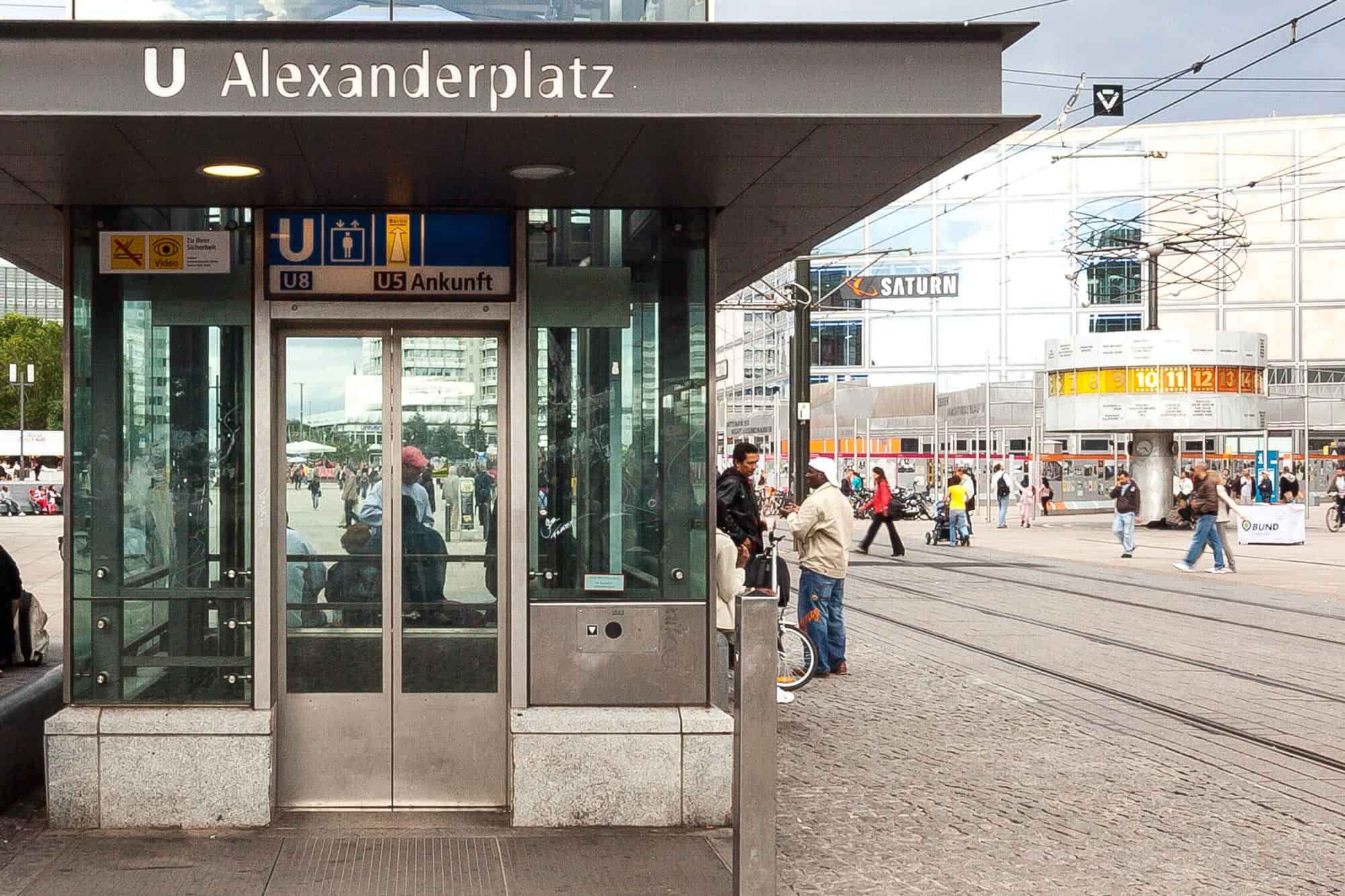 S2 - U Bahn­hof Alexander­platz – Berlin Eingang